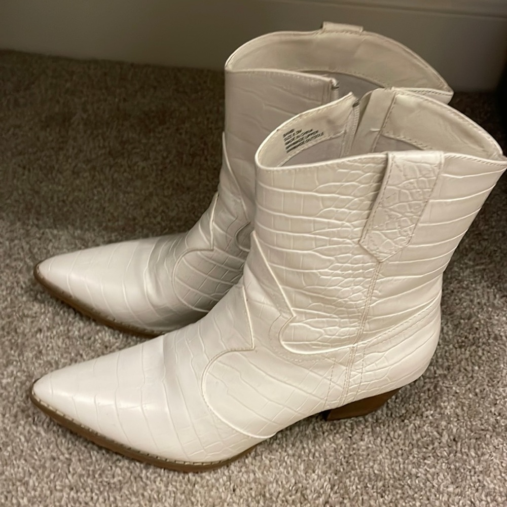 Matisse Bambi bootie- white.
